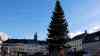Trotz Corona – großer Weihnachtsbaumtransport nach Annaberg-Buchholz: traditionellste Weihnachtsmarkt erhält seinen Weihnachtsbaum, Transport durch die engen Gassen von Annaberg-Buchholz: Gegen Mittag stand die Pracht – aber ob Weihnachtsmärkte stattfinden können, wird immer unklarer