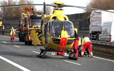 Schwerer Verkehrsunfall auf A 72 bei Zwickau: Audi kracht in Schilderwagen, LKW kann nicht mehr bremsen und kracht ebenfalls in Unfallstelle, Audi Fahrer schwer verletzt: Rettungshubschrauber fliegt schwer verletzten Audi Fahrer in Klinik, Autobahn zwei Stunden lang gesperrt