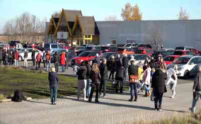 Coronahotspot Sachsen – katastrophale Impfzustände in Sachsen: Impfzentrum in Eich wiedereröffnet, riesige Warteschlagen, Menschen müssen wieder heim geschickt werden, max. 200 Impfungen möglich, Wartezeit von über drei Stunden: Voxpops Impfwillige: „Es ist ein totales Versagen... ein komplettes Chaos... absolut schlecht organisiert... Die Impfzentren hätten erst gar nicht zu machen werden sollen...“