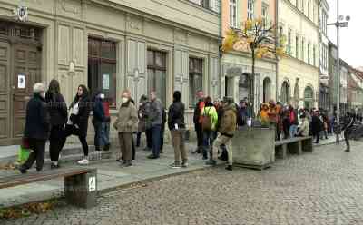 Inzidenz 1146,2 – Landkreis in Sachsen mit höchster Inzidenz: Hunderte Menschen warten vor Stadthaus auf Impfung, 45 Minuten nach Öffnung wurden schon 140 Dosen an den Wartenden abgezählt, Menschen warten stundenlang : Impfhelfer: „Ich bin 45 Minuten nachdem wir geöffnet haben schon einmal durchgegangen und habe die 140 abgezählt“, Ich gehe dann noch mal durch und schicke die Leute wieder weg“