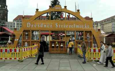 Lock Down in Sachsen – Landesregierung plant neue schärfere Maßnahmen: Entwurf zeigt Knallhartmaßnahmen für Ungeimpfte und Nichtgenesene, Shooping nur für 2 G, Weihnachtsmärkte stehen auf der Kippe: Noch herrscht reger Einkaufstourismus in Dresden, Aufbauarbeiten des Weihnachtsmarktes in Dresden gehen weiter voran, erste Stände mit Räuchermännchen gefüllt