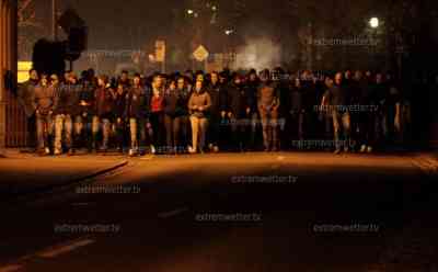 Coronaüberlastungsstufe in Sachsen erreicht: Einschränkungen ab Freitag möglich – hunderte Coronaleugner noch immer montags auf den Straßen, Polizei weit und breit kaum zu sehen, Leugner sperren Straße, Busse kommen nicht mehr voran: Coronaleugner „spazieren“ noch immer – trotz einer Inzidenz von 754 in Sachsen, Zwönitz steht besonders im Mittelpunkt