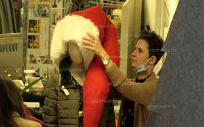 Corona – 2 G Hammer in Sachsen: Landesregierung legt neue Coronaschutzverordnung vor, 2 G Pflicht beim Shoppen mit ein paar Ausnahmen, 2 G Pflicht in Verweilbereichen auf Weihnachtsmärkte, Händler bangen um Weihnachtsgeschäft: Einzelhändler: „Die Gesundheit der Menschen ist schon wichtig. Es muss im Weihnachtsgeschäft schon händelbar sein. Wir sind eine kleine Firma und kann keine riesen Schriftführung machen, dann kann ich nichts zu verkaufen.“