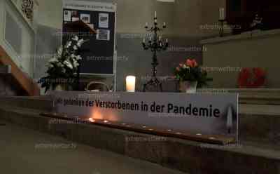 Corona-Landkreis Meißen neuer Coronahotspot: Menschen fürchten sich um ähnliche Bilder wie im Frühjahr, Frühjahr 2021 besaß der Landkreis höchste Sterberate an Corona, Gedenkort der Coronatoten in der Urbanskirche (on tape): Weihnachtshändler fürchten ums Geschäft, der Weihnachtsmarkt in Meißen steht, manche Stände sind schon voll bestückt, man rechnet aber täglich noch immer mit einer Absage