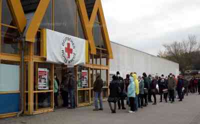 Impfchaos in Sachsen: Impfpersonal arbeitet an Belastungsgrenze, weiterhin katastrophale Impfzustände im Impfzentrum im Vogtland, impfwillige warten stundenlang in der Kälte, Katastrophenschutz verteilt Tee und betreut die Menschen: Impfteam arbeitet teilweise über 12 Stunden am Stück, freiwillige Helfer kommen direkt nach der Arbeit ins Impfzentrum und arbeiten ebenfalls bis zur Erschöpfung, Stimmung auf dem Tiefpunkt