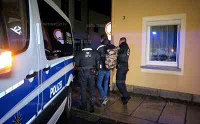 Coronaprotest nach Lock-Down-Ankündigung in Sachsen: hunderte Menschen spazieren trotz Corona-Demonstrations-Verbot durch Zwönitz, pünktlich zur Verkündigung des Lock Downs in Sachsen beginnt Demospaziergang: Mittlerweile nicht nur Querdenker dabei, Unzufriedenheit steigt in der Bevölkerung immer mehr