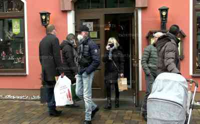 Lock Down „Light“ in Sachsen – Ansturm auf Einzelhandel in Seiffen, Menschen stürmen Weihnachtsgeschäfte, überfüllte Läden, Warteschlangen an Glühweinständen, Menschen genießen letzten Glühwein vor Lock Down: O-Töne mit Shoppingtouristen und Händler: „Wollen uns heute noch einmal eine Pyramide kaufen“, „die Stimmung ist noch einmal ganz gut. Die Leute haben die Möglichkeit noch einmal einzukaufen, bevor morgen dicht gemacht.“