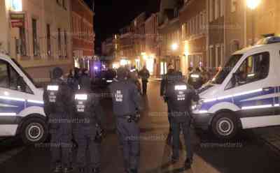 Corona-nach Morddrohungen gegen Ministerpräsident in Zwönitz: Polizeibeamte riegeln Zwönitz ab, Kesseln Menschen ein, sämtliche Zufahrten zum Markt abgesperrt, Personenkontrollen, Polizei konnte Aufzüge mit Großaufgebot verhindern: Zwönitz seit Monaten von Querdenkern besetzt, massiver Protest im erzgebirgischen Ort