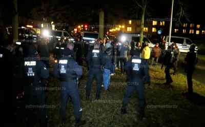 Querdenker eingekesselt: Über 100 Personen versammeln sich nichtgenehmigt auf dem Schneeberger Markt, dutzende Beamte kesseln „Spaziergänger“ ein und nehmen Personalien auf: Coronaprotest trotz niedrigster Impfquote in Sachsen enorm groß