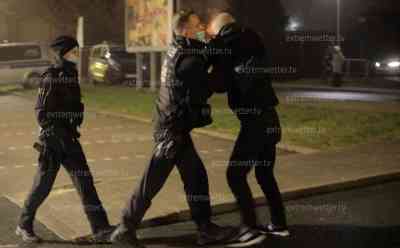 Polizei unterbindet Coronaspaziergänge: ab 22 Uhr Ausgangsbeschränkungen für Ungeimpfte, Polizei unterbindet Coronaversammlung frühzeitig, Innenminister setzt dabei auf Deeskalation: Polizeibeamte erteilen Mann Platzverweis – zwei Beamte mussten ihn mit leichter Gewalt wegschubsen 