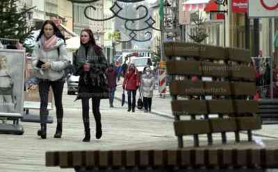 Corona gerät in Sachsen außer Kontrolle-Inzidenz bei über 1.000: Erzgebirgskreis verdoppelte sich die Inzidenz in nur 7 Tagen von 800 auf 1642, Landratsamt kapituliert, Infizierte werden nicht mehr angerufen, müssen eigenständig Kontakte informieren: Engere Kontakte sollen sich „eigenverantwortlich“ in Quarantäne begeben, mit nur 44 % ist Erzgebirgskreis Schlusslicht in Sachen Impfen, massiver Lock Down droht