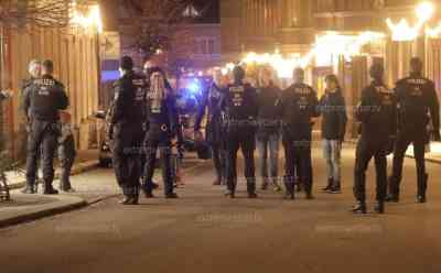 Corona-Weihnachtsanleuchten droht zu eskalieren: Freie Sachsen nutzen traditionelles Anlichtln als Alibi um sich zu versammeln, Polizei mit mehreren Hundertschaften vor Ort, Familien mit Kindern wird der Zutritt verwährt: Mütter schreien vor behelmte Polizisten und Kindern herum, man möchte den Kindern doch nur die Pyramide zeigen