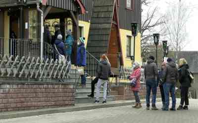 Inzidenz 2000 – Shoppingwahnsinn in Seiffen: trotz extremer Inzidenz gehen viele Menschen shoppen, Geschäfte setzen Hygienebestimmung konsequent um, lange Warteschlangen vor Geschäften, anstatt Glühwein nun nur noch Bratwurst, positives Fazit trotz Coronainzidenzrekord: Händler überrascht: „Wir sind ganz verwundert, dass viele Leute hier in Seiffen sind“, Tourist: „Wir haben ca. 10 Minuten vor dem Geschäft gestanden, das ist ok“ – Seiffen zeigt wie shoppen in extremen Pandemiezeiten funktioniert