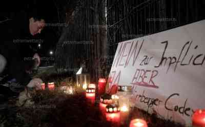Coronaskandal im Erzgebirge: Menschen legen Kerzen vor überlastetes Klinikum nieder und protestieren gegen Impfpflicht, Plakat am Klinikum „Nein zur Impfplicht Aber Ja zum Nürnberger Codex“ angebracht, selbst im Klinikgelände Kerzenprotest: Ärzte und Pfleger kämpfen um das Leben zahlreicher Menschen im überfüllten Klinikum, Impfgegner legen Kerzen nieder