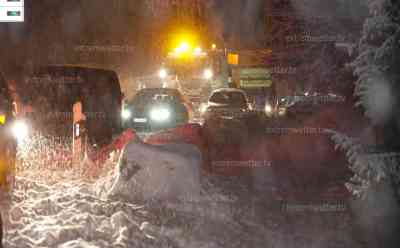 Update: Schneechaos in Oberbayern legt Verkehr lahm – Großeinsatz für Rettungskräfte und Winterdienst: Bus rutscht auf Bankett – Fahrzeuge im Graben – Winterdienst im Dauereinsatz – Autos hängen fest