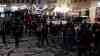 1000 Querdenker spazieren durch Plauen trotz Corona-Maßnahmen in Sachsen: Polizei stellt mehrere Anzeigen aus: Keiner trägt Maske oder hält Abstand, Polizei schaut erst zu und kesselt später kleine Gruppen ein