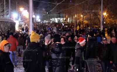 1000 Querdenker spazieren durch Plauen trotz Corona-Maßnahmen in Sachsen: Polizei stellt mehrere Anzeigen aus: Keiner trägt Maske oder hält Abstand, Polizei schaut erst zu und kesselt später kleine Gruppen ein