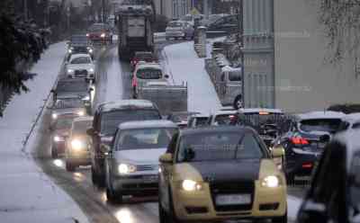 Wintereinbruch legt Verkehr lahm: Eisglätte im Erzgebirge legt Verkehr in Annaberg-Buchholz lahm, selbst der Winterdienst steckt fest, Busse stecken im Stau: Schüler müssen lange auf ihren Bus warten, Busse rutschen teilweise Berg hinab