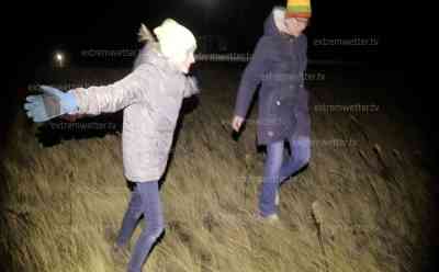 Orkan Daniel wütet an der Nordseeküste: Sonnenschirme zerfetzt, zahlreiche Schilder umgehauen, Mutter mit Kind im Orkan, Fährverbindungen eingestellt : Weihnachtsbaum wackelt gefährlich im Sturm, O-Ton Mutter mit Kind im Orkan, Orkan peitscht mit voller Wucht über die Nordseeküste, Voxpop Tourist