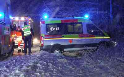 Krankenwagen kracht gegen Baum – Schneeglätte und Schneetreiben in Oberbayern – Feuerwehr und Winterdienst im Dauereinsatz: Eine Mitarbeiterin des Rettungsdienstes wurde leicht verletzt – Patient und Kollege unverletzt