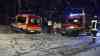 Krankenwagen kracht gegen Baum – Schneeglätte und Schneetreiben in Oberbayern – Feuerwehr und Winterdienst im Dauereinsatz: Eine Mitarbeiterin des Rettungsdienstes wurde leicht verletzt – Patient und Kollege unverletzt