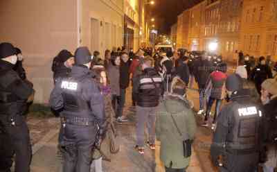 Coronademo in Sachsen: erneuter Spaziergang in Freiberg kann Polizei diesmal unterbinden, Polizei kesselt kurz nach Beginn zahlreiche Menschen ein, dritter Coronaeinsatz der Beamten in Freiberg: Pressesprecher: „Die Beamten sind sachsenweit seit Tagen arg gefordert, wir setzen das geltende Recht um“