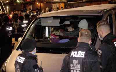 (UP)Querdenker mobilisieren vor Petra Köppings Mehrfamilienhaus – Stimmen am Tag danach dazu: AfD mit Plakaten, Polizei sichert Weihnachtsmarktplatz ab, Frau isst auf Androhung von Bußgeldern Kekse und lacht, Weihnachtsmann verteilt nebenan Geschenke an Kindern: Gespaltenes Freiberg – Querdenker essen Kekse und versammeln sich am Markt, Kinder freuen sich über den Weihnachtsmann, O-Töne vom Geschehen in Grimma aus Freiberg und Frankenberg