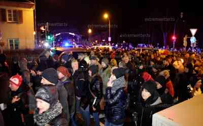 Coronademo in Thüringen: Erneuter Spaziergang in Greiz, Hundertschaft an Polizei kann wieder den Spaziergang nicht verhindern, Polizei versuchte Personen einzukesseln, allerdings ohne Erfolg: Ein erneut angekündigter „Spaziergang“ als Protest gegen die Corona-Auflagen sollte unterbunden werden. Polizei musste Demonstranten spazieren lassen.