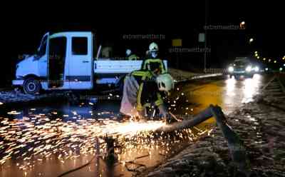 Nächtliche Unfälle im Erzgebirge: PKW kracht auf Grund von Glätte in Oberwiesenthal gegen Haus, Alkoholfahrt endete mit Unfall – Transporter fällt Verkehrsschilder in Aue: Kameraden der Feuerwehr jeweils im Einsatz, Feuerwehr muss mit Trennschleifer in Aue Verkehrszeichen entfernen