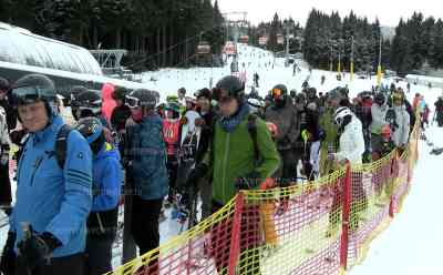Lock Down – Ansturm auf Skigebiete: Lifte geschlossen – dennoch genießen hunderte Menschen Winterwetter, Skitourer on tape, Schlittenfahrt am Skihang, überfüllter Parkplatz am Fichtelberg, Menschenmassen auf dem Fichtelberg, geschlossene Lifte in Oberwiesenthal-geöffnete Lifte 5 Km entfernt: Betreiber müssen zu sehen, wie Sachsen ins 5 km benachbarte Skigebiet am Keilberg nach Tschechien reisen, riesige Warteschlangen ohne Maske und Abstand am Skilift, O-Töne 