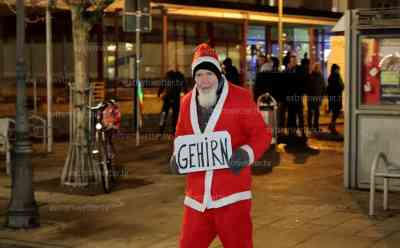 Coronaspaziergang auch in Zwickau unterbunden: Polizeibeamte nehmen Weihnachtsmann mit einem Schild „Gehirn“ fest: Auch in Zwickau gab es dutzende Bußgeldanzeigen wegen des Verstoßes gegen der Notfallverordnung