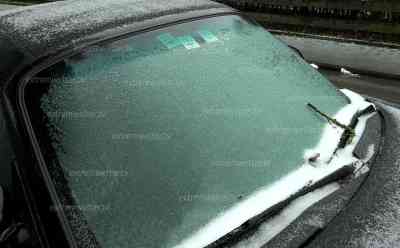 Gefährlicher Eisregen in Bayern: Wetterfront verursacht Eisregen, Straßen und Autos vereist, Vegetation vom Eisregen bedeckt, gefährliches Glatteis in Bayern: Winterdienst im Dauereinsatz, Geschwindigkeit auf der A 9 bei Allershausen auf 120 km/h reduziert