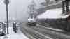 Heftiger Wintereinbruch in Italien: Palmen versinken im Schnee - Tiefwinterlich im mediterranen Klima, Straßen und Autos in den Schneemassen: Urlaubsregion in Italien im Schnee