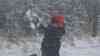 Eiszeit auf dem Fichtelberg, erste Rodler unterwegs, Glühwein wärmt bei eisiger Kälte auf: mehrere Zentimeter Schnee, verschneite Landschaft, Schneeballschlacht