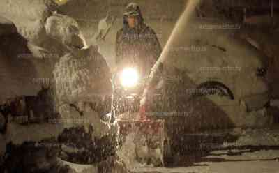 Massive Wintereinbruch in den Alpen: Wintersportgebiete freuen sich auf Beginn, Starkschneefall am Abend in den Allgäuer Alpen, tiefverschneite Alpen, O-Töne mit Anwohner und Skibetreiber: Schneekettenpflicht auf Grund massiver Neuschneefälle (on tape), Schneefräse in Aktion, Piste wird präpariert (on tape)