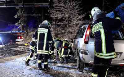Im Vollsuff aufs Dach gelegt: Ford-Fahrer mit 2,6 Promille überschlägt sich: Auf schneebedeckter Straße verlor der Fahrer die Kontrolle über sein Auto