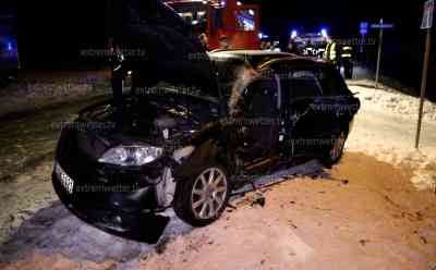 Tödliche Flucht vor Polizei – 1 Toter 4 Verletzte: PKW flüchtet vor Polizeikontrolle, kracht vollbesetzt gegen Bäume, Feuerwehr muss mit schwerem Rettungsgerät Insassen befreien: Notfallseelsorger muss sich um Feuerwehrkameraden kümmern, Unfallursache unklar