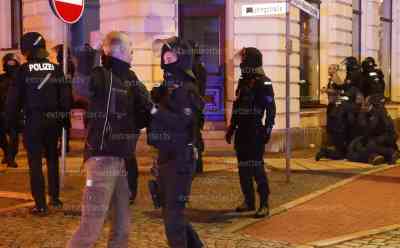 Coronaspaziergänge zu Neujahr: Spaziergang durch Greiz von Coronagegner, mehrere Verletzte, aggressive Stimmung beider Seiten: Demonstranten und Polizei geraden heftig aneinander, Pfefferspray kam zum Einsatz, Pyrotechnik wurde gezündet