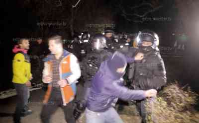 Ausschreitung Coronaspaziergang Bautzen: Beamte werden mit Fäusten attackiert (on tape), Schlagstockeinsatz (live on tape), Teilnehmer fliegen durch die Luft, Kinder weinend eingekesselt, Mütter mit Kutschen gerade zwischen die Fronten, zahlreiche Festnahmen: Beamte greifen diesmal mit Härte gegen Spaziergänger durch, Gegendemo auf dem Kornmarkt, 1.000 Menschen spazieren (on tape), Demonstrant schildert Geschehen
