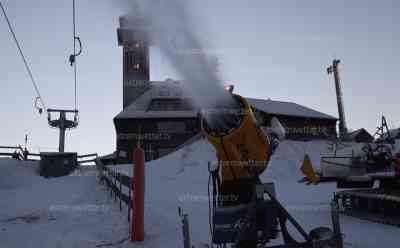 Sachsen lockert Coronaregeln: Skibetrieb ab 14./15. Januar möglich, Zusage für Skigebiete für Öffnung, Oberwiesenthal wirft umgehend die Schneekanonen an: Bei Minusgraden wird nun kräftig beschneit, auch Hotels sollen unter 2 G+ öffnen dürfen