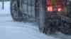 Schneechaos in Mitteldeutschland: kräftiger Schneefall auf der A 9, Transporter überschlägt sich auf A 9, Autobahn völlig zugeschneit, Winterdienst im Dauereinsatz, Stau durch Schneeglätte: Schneetief fegt aktuell über Thüringen und Sachsen hinweg, LKW haben an Steigungen Probleme