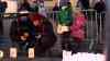 „Haltung Zeigen Dresden“ – starke Aktion hunderter Menschen gegen Coronaleugnern: Menschen mit Kerzen legten vor der Frauenkirche brennende Lichter nieder, lange Schlangen mit Menschen und Kerzen: Polizei sichert friedliche Veranstaltung ab, Eltern mit Kindern legen Kerzen nieder