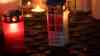 „Haltung Zeigen Dresden“ – starke Aktion hunderter Menschen gegen Coronaleugnern: Menschen mit Kerzen legten vor der Frauenkirche brennende Lichter nieder, lange Schlangen mit Menschen und Kerzen: Polizei sichert friedliche Veranstaltung ab, Eltern mit Kindern legen Kerzen nieder