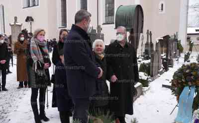 90. Jahrtag von Max Streibl – kleiner Gedenkakt am Grab: Ministerpräsident Söder legt Trauerkranz nieder