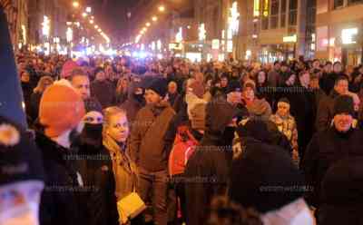(UP)Querdenkerdemo Magdeburg – 1.000 Menschen wollen spazieren: Jagdszenen durch die Innenstadt, Polizei kann Aufzug nicht verhindern, Menschen springen über Umrandungen, Polizei nimmt zahlreiche Personen fest, auch Kinder mit eingekesseltem Bruder am Aufzug beteiligt: Polizei hat die Lage erst im Griff, später findet Katz und Mausspiel mit ca. 300 Menschen statt, Menschen aufgebracht und gewaltbereit 