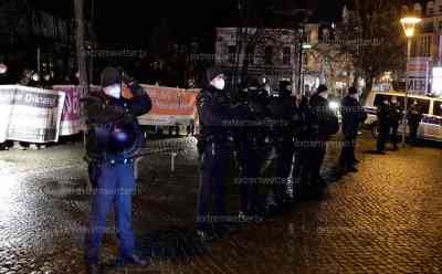 Coronaprotest in Plauen: Polizeischutz für Antifa und Gegendemonstranten. Über 400 Teilnehmer spazieren durch die Stadt: Den Gegnern der Coronamaßnahmen standen am Montag politische Gegner gegenüber. (ausführlicher O-Ton) Es kam Wortgefechten. Vorbeugend wurde eine Polizeikette gezogen, um die beiden Gruppen zu trennen.