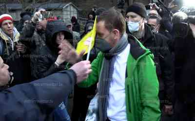 Coronagegner wischen Fahnen mit Aufschrift „Impfzwang? Nein Danke!“ ins Gesicht: Ministerpräsident Michael Kretzschmer sucht Gespräch mit Coronagegner und wird mit Fahnen attackiert, Ministerpräsident riss älteren Mann Fahne aus der Hand, die er ihm ins Gesicht wedelte: Freie Sachsen puschen Menge mit „Hau ab“ Sprechchören, Kinder wedeln Fahnen mit Schriftaufzug: „Impfzwang nein Danke“