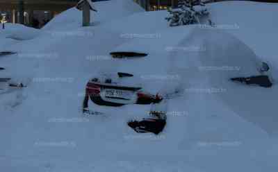 Schneemassen und hohe Lawinengefahr in den Alpen: Ostallgäu versinkt im Schnee, alleine 50 cm Neuschnee in 12 Stunden, Autos vom Schnee begraben, Anwohner mit Schneefräsen im Einsatz, Ehepaar muss mühevoll Wohnmobil ausgraben: Winterdienst im Dauereinsatz, starke Schneeverwehungen auf Dächern, O-Töne von Wintersportler und Touristen, Schneekettenpflicht für Autofahrer
