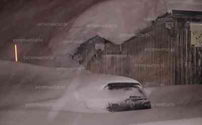 Lawinenstufe 4 – enorme Schneemassen in den Alpen: Erste Schneebretter lösen sich, Autos von meterhohem Schnee begraben, Schneemassen auf Dächern, über 2 Meter Schnee, teilweise ragen nur noch Dächer aus dem Schnee: Einheimischer: „Lawinenstufe 4 aktuell, es wird weiter stark schneien über Nacht, Auf den Pisten bleiben, dort herrschen beste Verhältnisse. Viele Lifte sind in den höheren Lagen gesperrt“