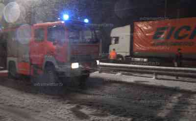 Schneechaos Brennerautobahn: LKW stehen quer, kaum ein voran kommen, viel Neuschnee: Feuerwehr im Schneetreiben und hilft bei der Bergung, verschneite Brennerautobahn